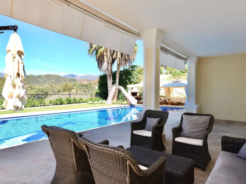 Set in the exclusive residential area of El Rosario, this stunning villa offers a perfect blend of elegance, comfort, and breathtaking views. With a spacious layout and refined design, the home provides the ideal setting for a luxurious Mediterranean life