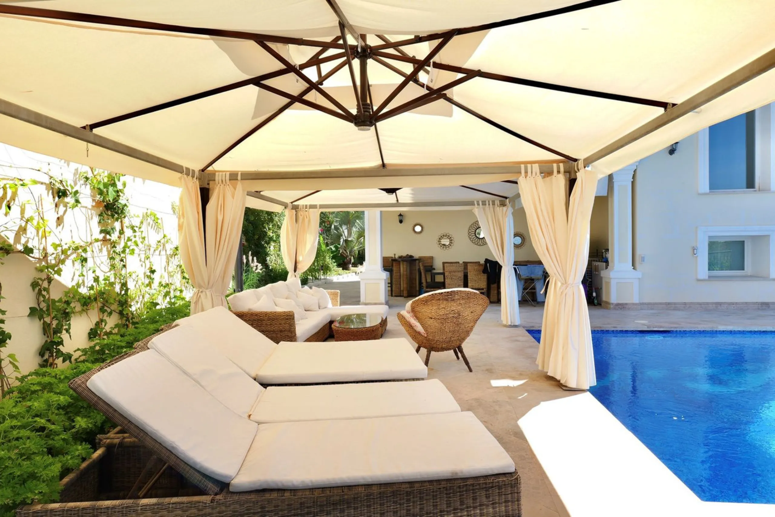 Set in the exclusive residential area of El Rosario, this stunning villa offers a perfect blend of elegance, comfort, and breathtaking views. With a spacious layout and refined design, the home provides the ideal setting for a luxurious Mediterranean life