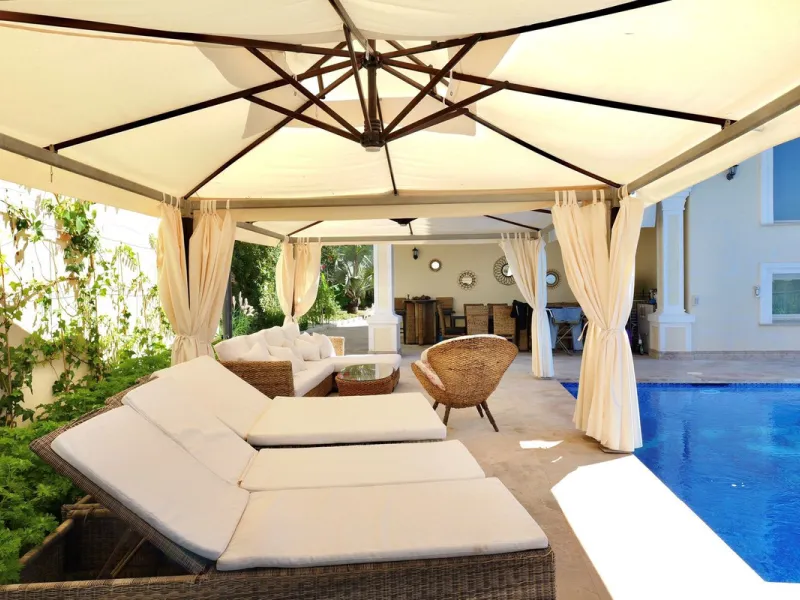 Set in the exclusive residential area of El Rosario, this stunning villa offers a perfect blend of elegance, comfort, and breathtaking views. With a spacious layout and refined design, the home provides the ideal setting for a luxurious Mediterranean life