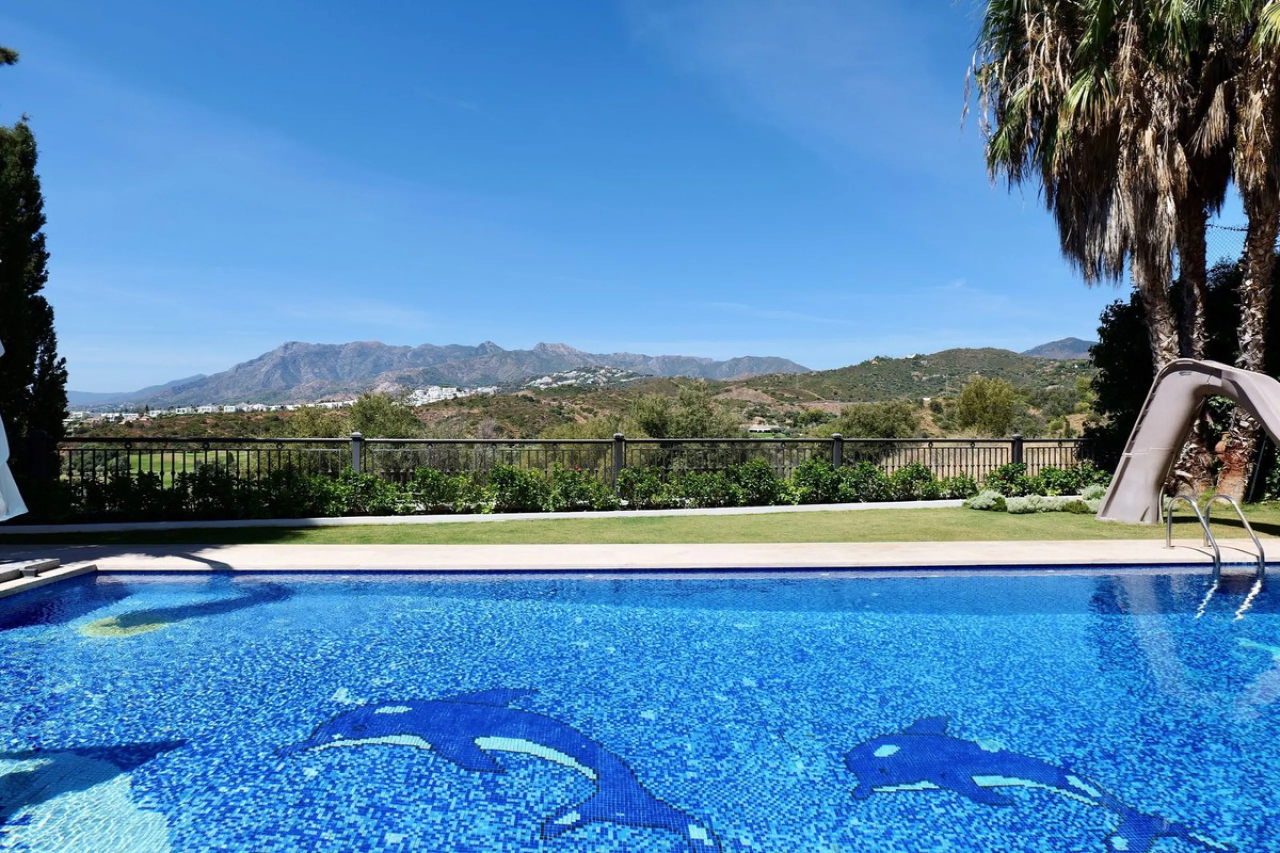 Set in the exclusive residential area of El Rosario, this stunning villa offers a perfect blend of elegance, comfort, and breathtaking views. With a spacious layout and refined design, the home provides the ideal setting for a luxurious Mediterranean life