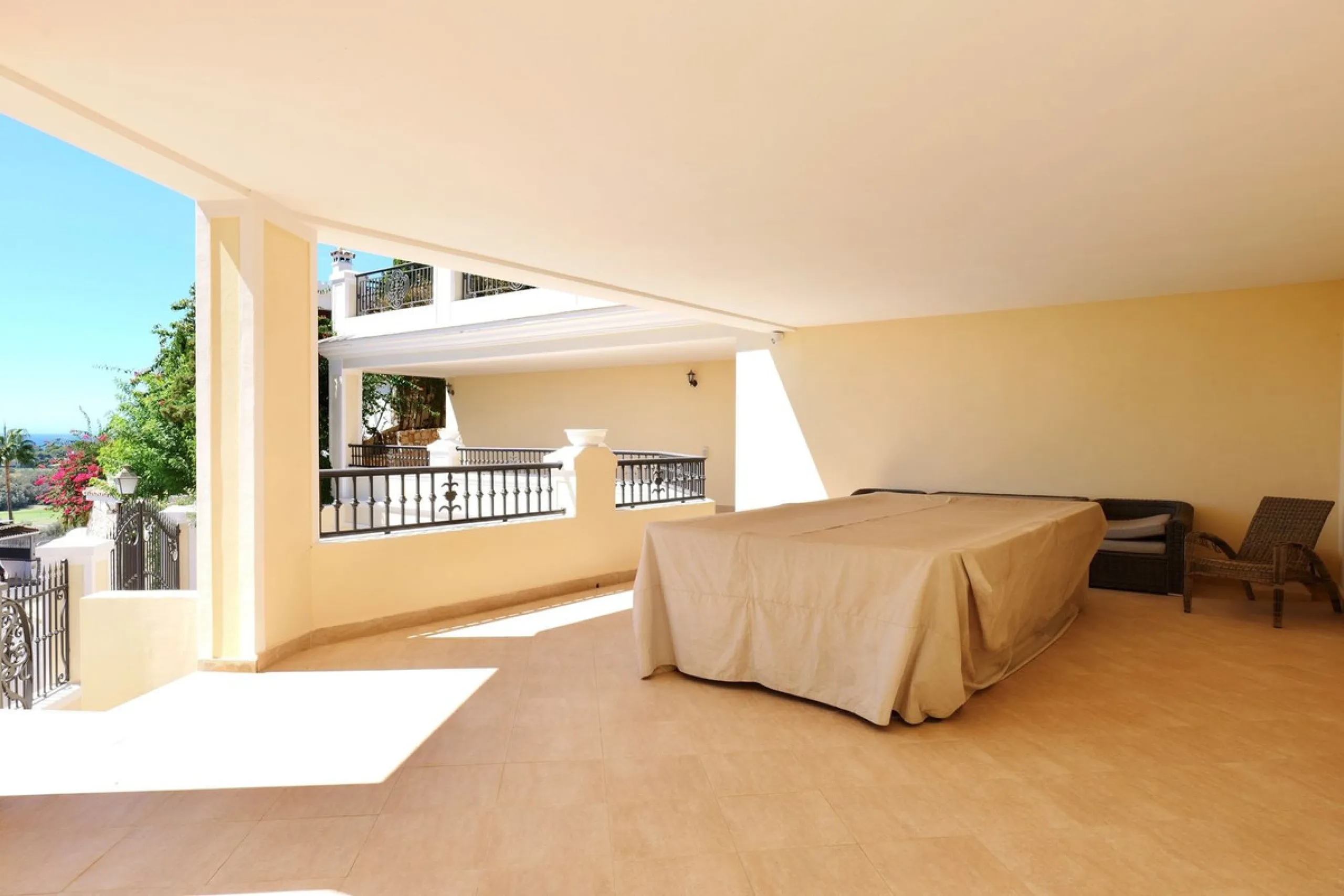 Set in the exclusive residential area of El Rosario, this stunning villa offers a perfect blend of elegance, comfort, and breathtaking views. With a spacious layout and refined design, the home provides the ideal setting for a luxurious Mediterranean life