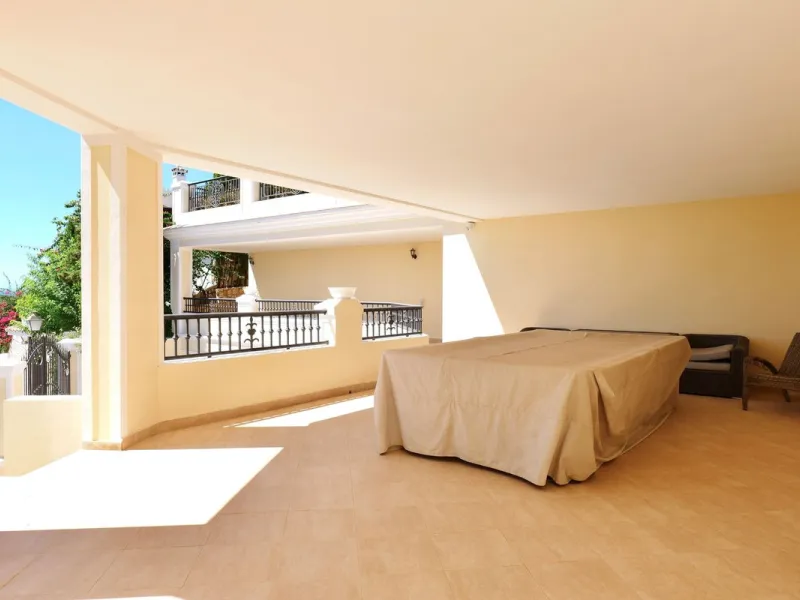 Set in the exclusive residential area of El Rosario, this stunning villa offers a perfect blend of elegance, comfort, and breathtaking views. With a spacious layout and refined design, the home provides the ideal setting for a luxurious Mediterranean life
