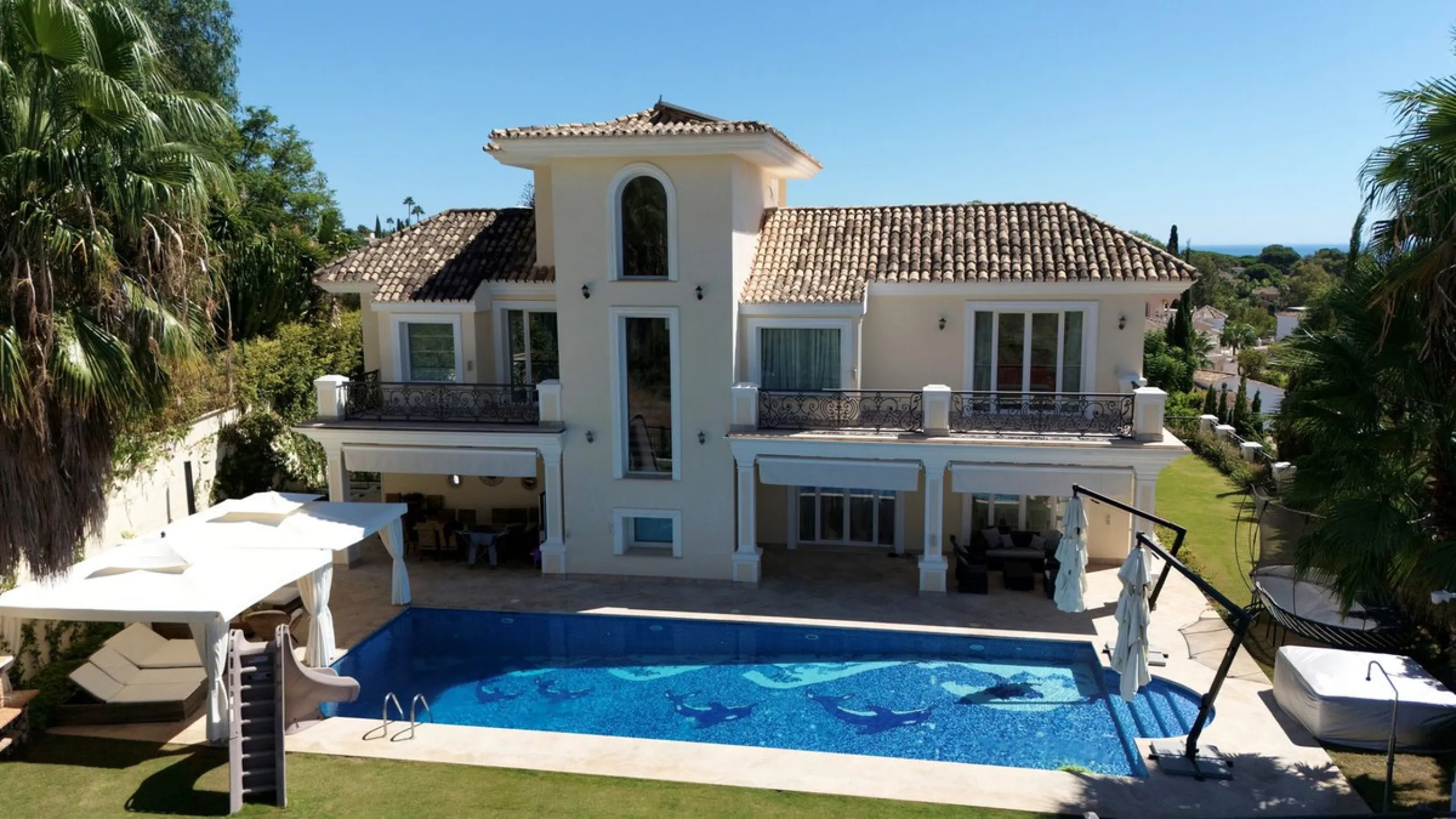 Set in the exclusive residential area of El Rosario, this stunning villa offers a perfect blend of elegance, comfort, and breathtaking views. With a spacious layout and refined design, the home provides the ideal setting for a luxurious Mediterranean life