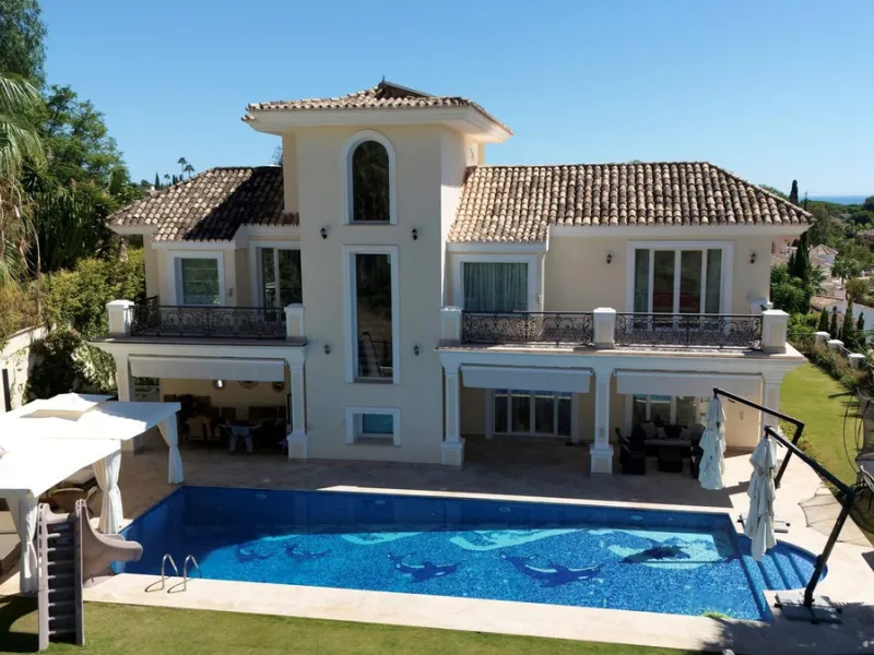 Set in the exclusive residential area of El Rosario, this stunning villa offers a perfect blend of elegance, comfort, and breathtaking views. With a spacious layout and refined design, the home provides the ideal setting for a luxurious Mediterranean life