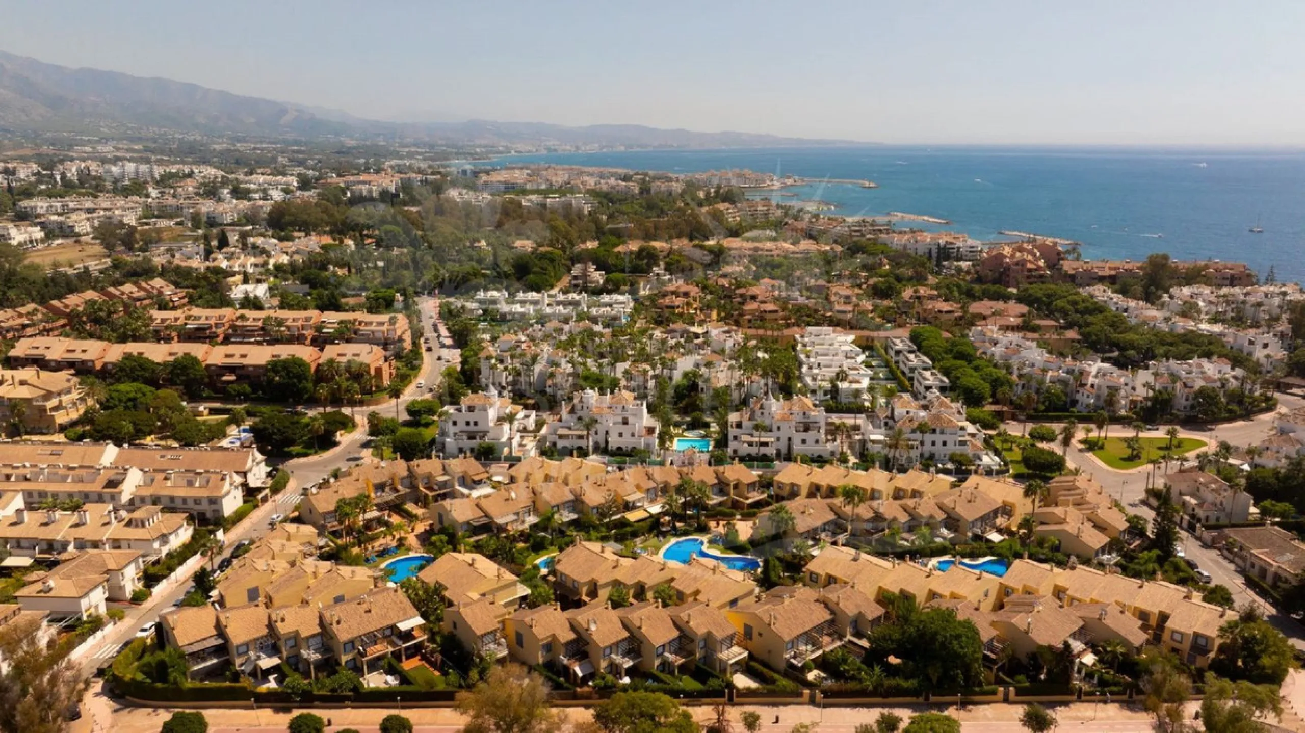 Perfect investment in Puerto Banús, close to the beach and surrounded by all kinds of amenities.