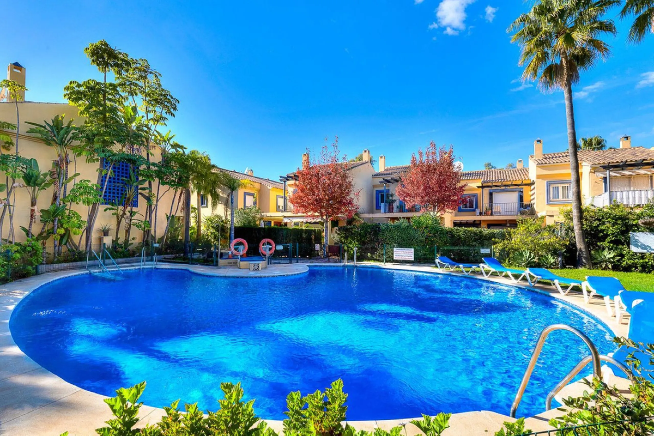 Perfect investment in Puerto Banús, close to the beach and surrounded by all kinds of amenities.