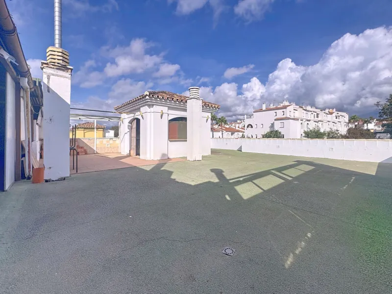 Estaurant with large terrace, active license and prime location