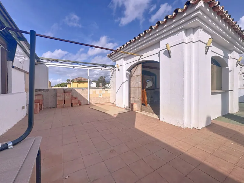 Estaurant with large terrace, active license and prime location