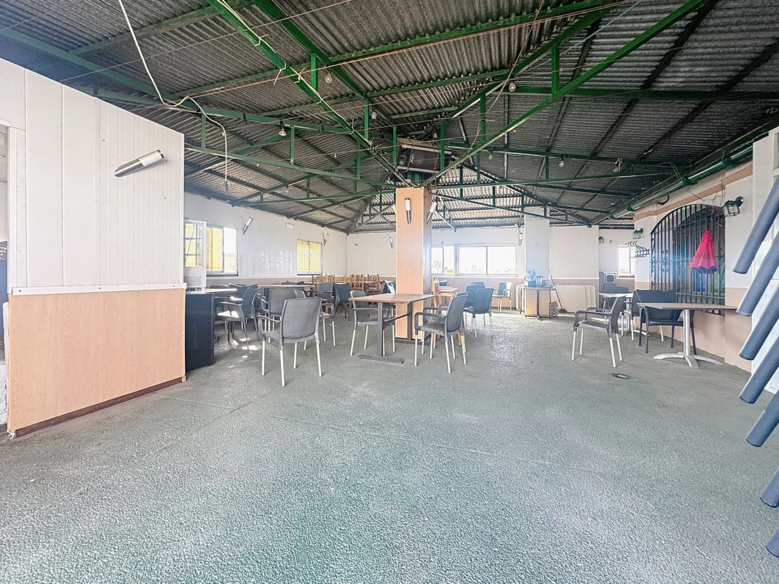 Estaurant with large terrace, active license and prime location