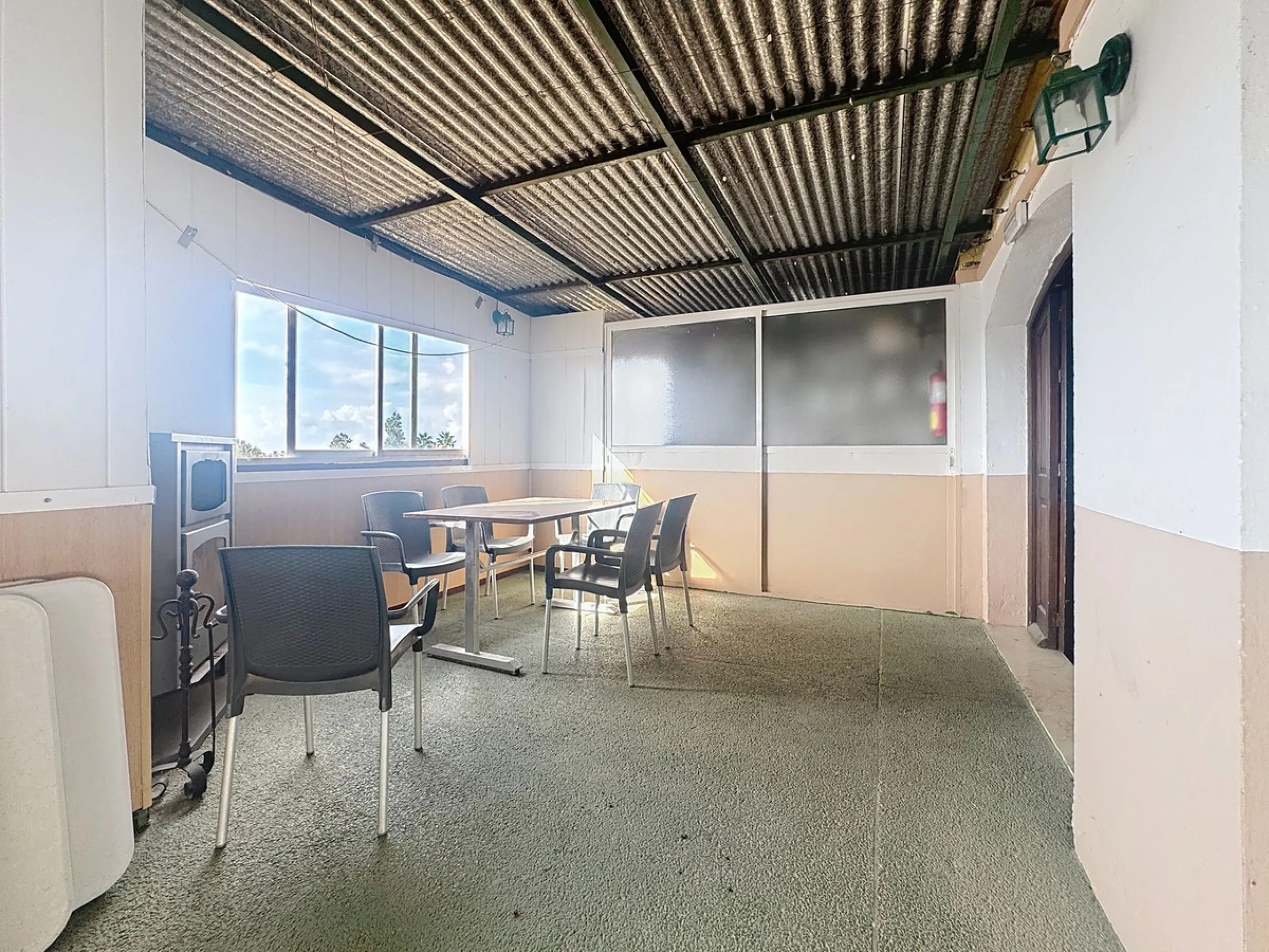 Estaurant with large terrace, active license and prime location