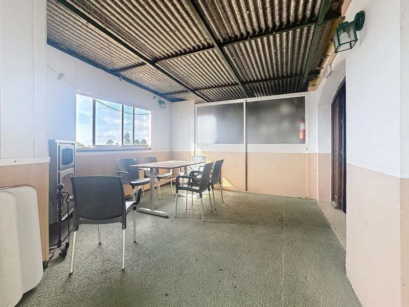 Estaurant with large terrace, active license and prime location