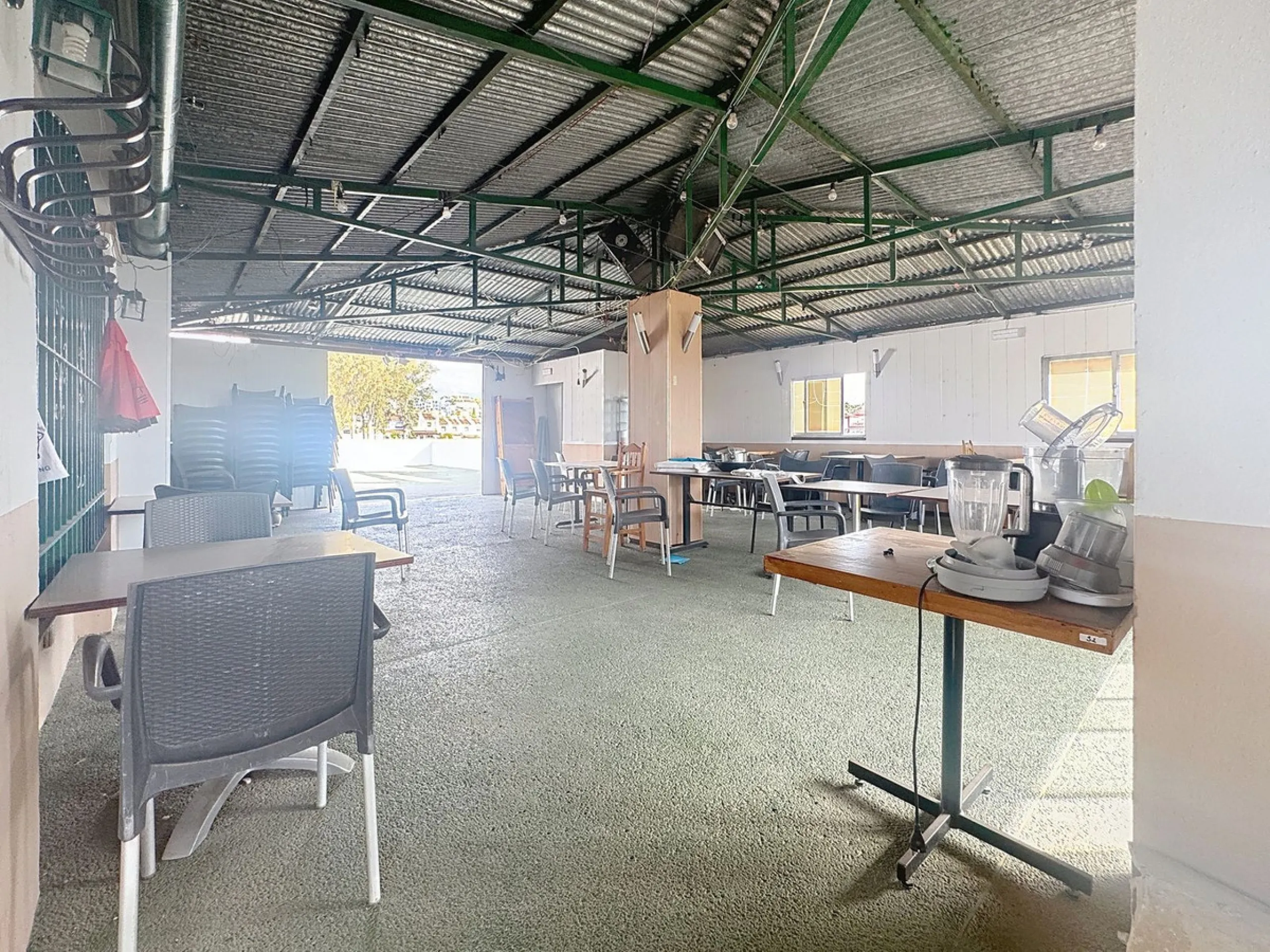 Estaurant with large terrace, active license and prime location