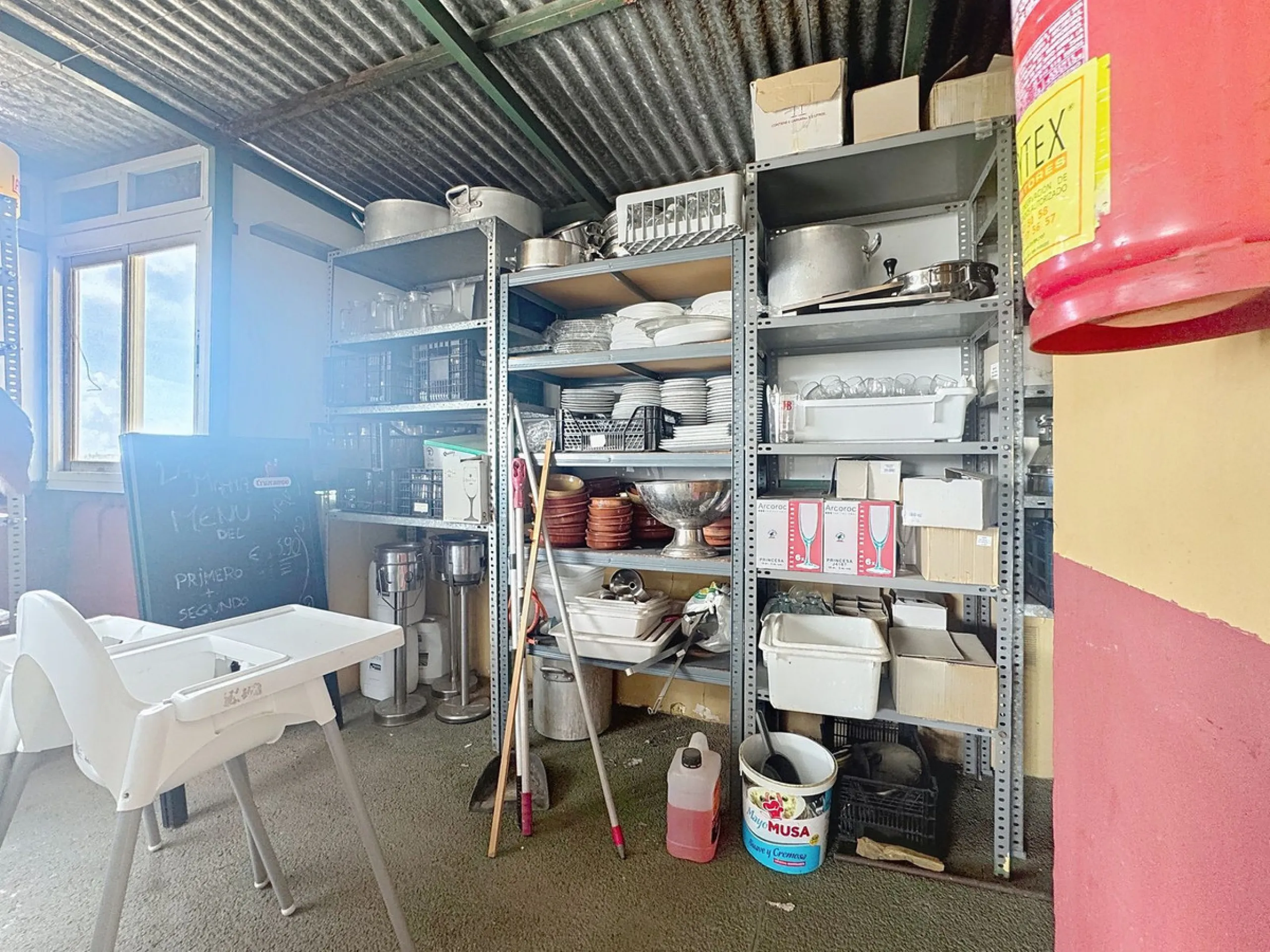 Estaurant with large terrace, active license and prime location