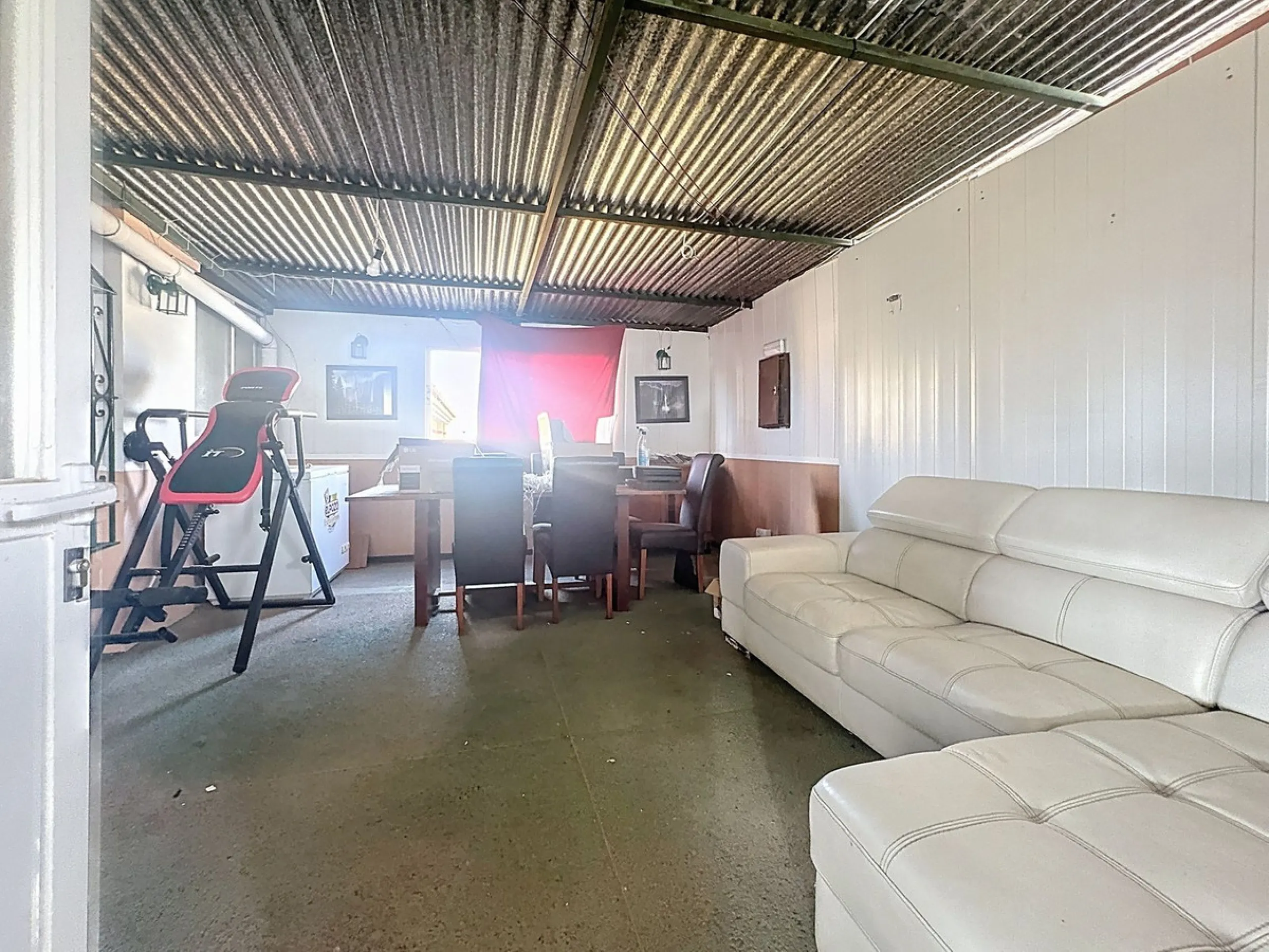 Estaurant with large terrace, active license and prime location