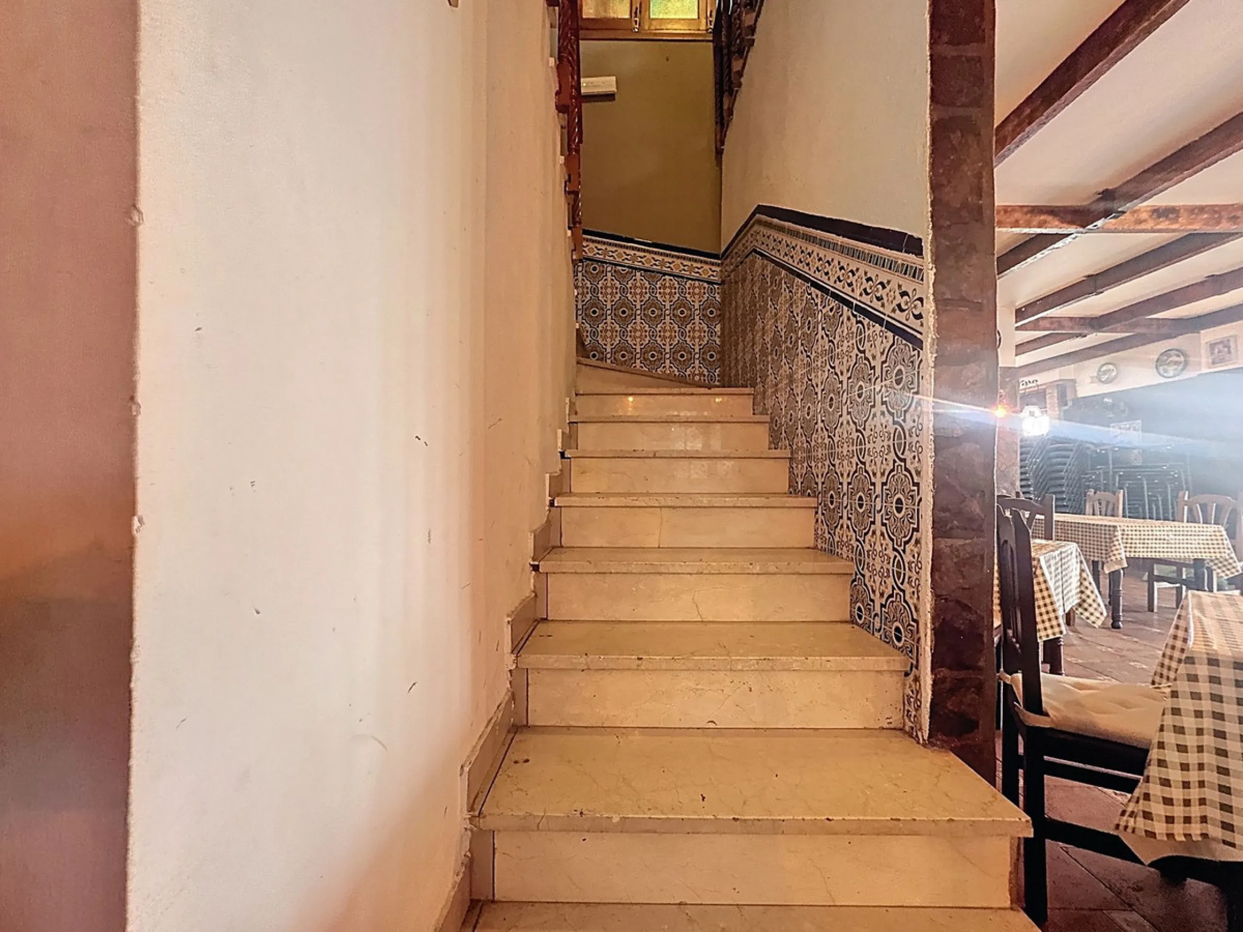 Estaurant with large terrace, active license and prime location