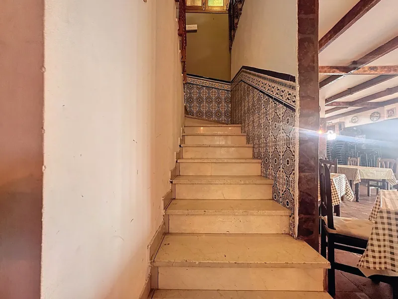 Estaurant with large terrace, active license and prime location