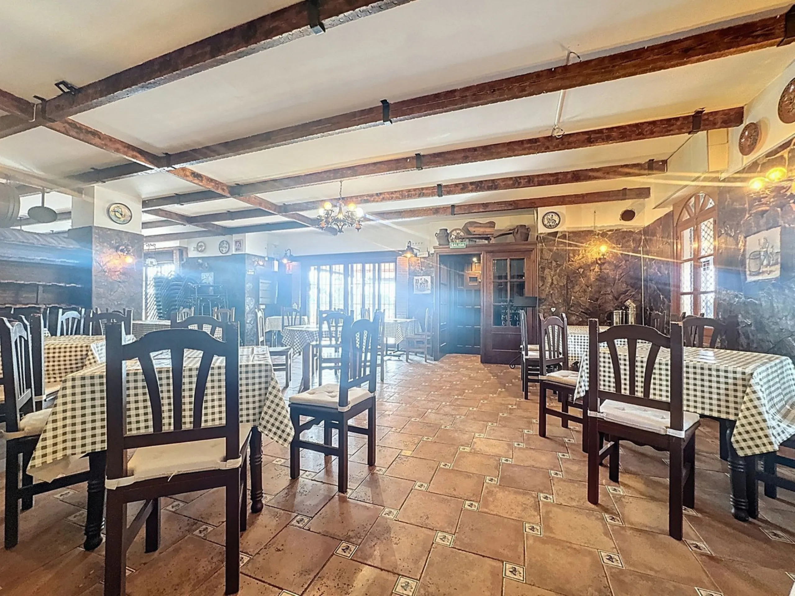 Estaurant with large terrace, active license and prime location