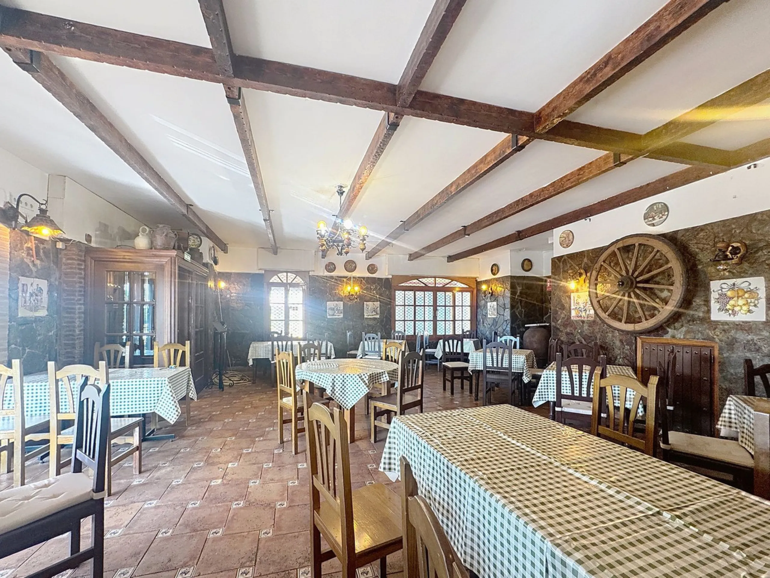 Estaurant with large terrace, active license and prime location