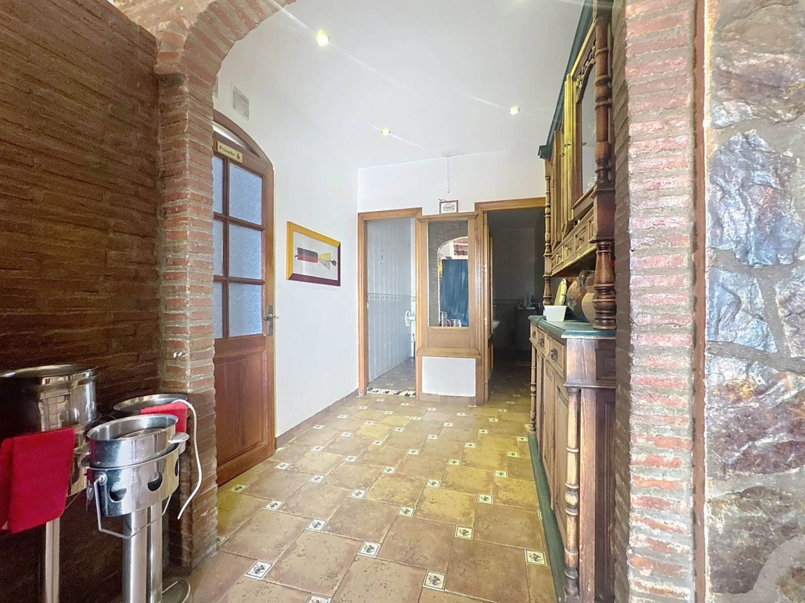 Estaurant with large terrace, active license and prime location