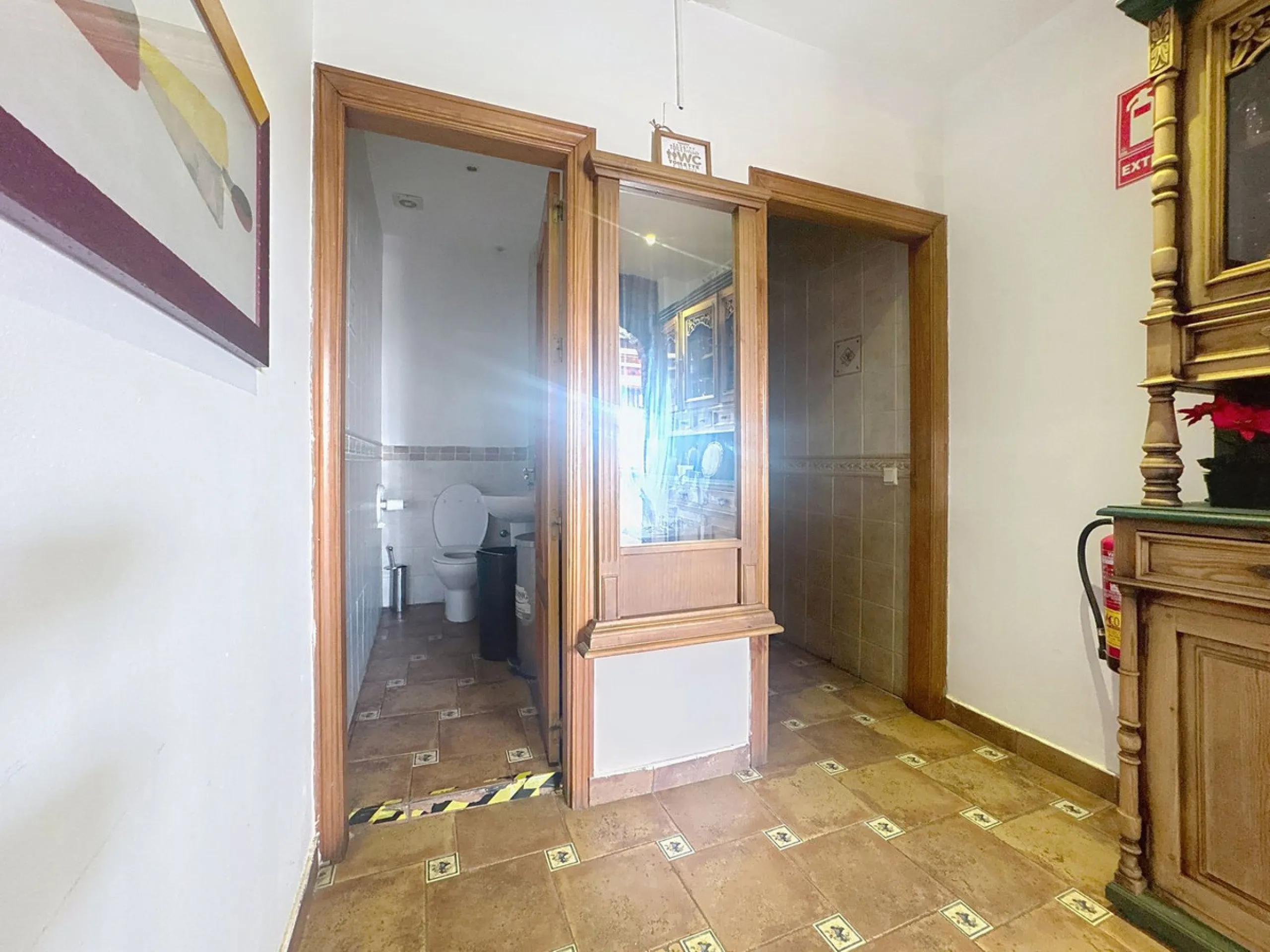 Estaurant with large terrace, active license and prime location