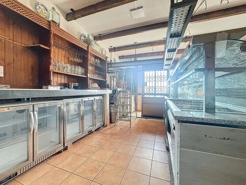 Estaurant with large terrace, active license and prime location