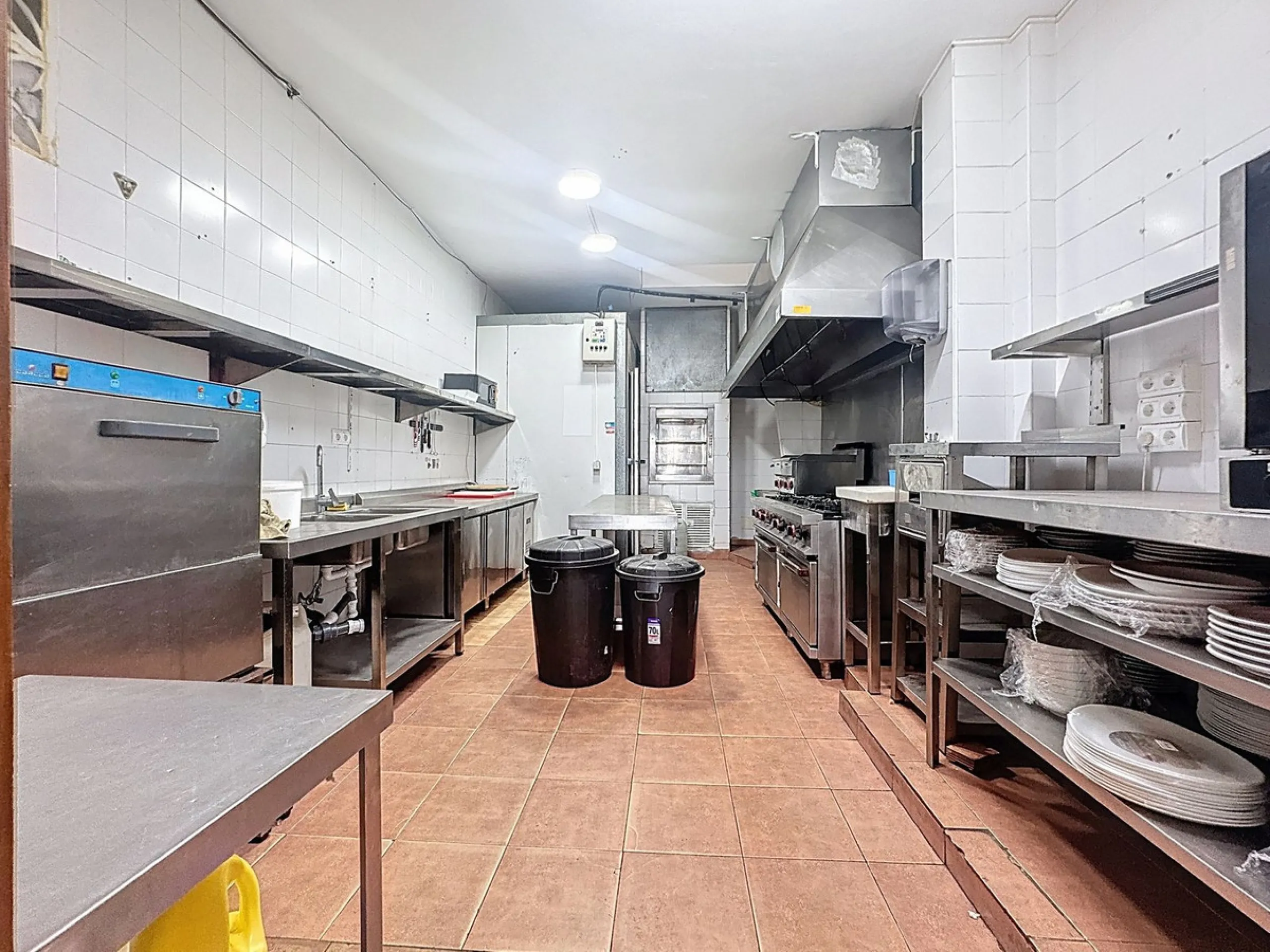 Estaurant with large terrace, active license and prime location