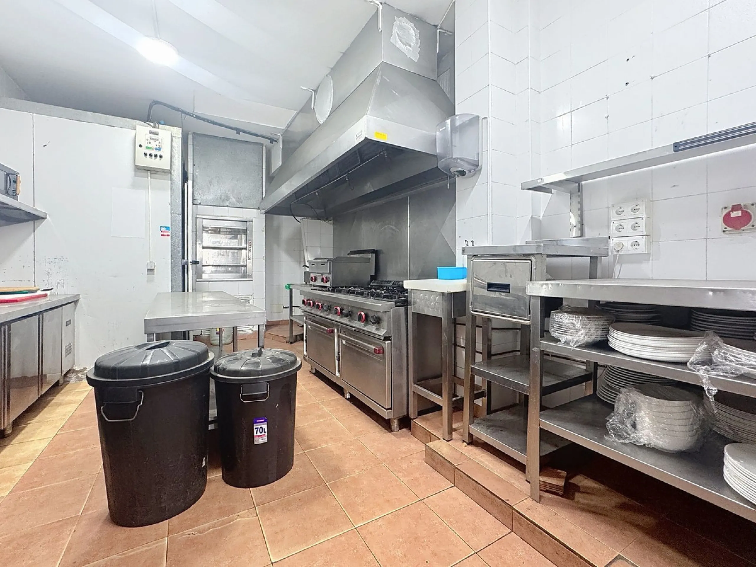 Estaurant with large terrace, active license and prime location