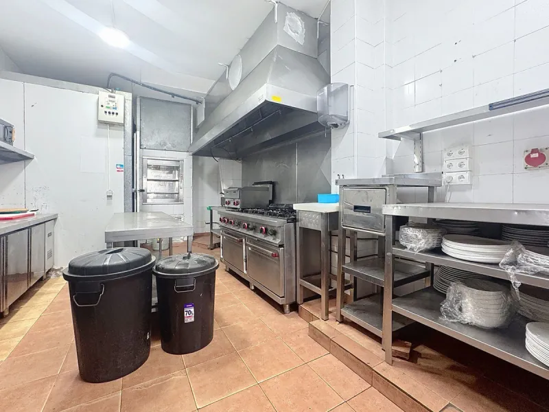 Estaurant with large terrace, active license and prime location