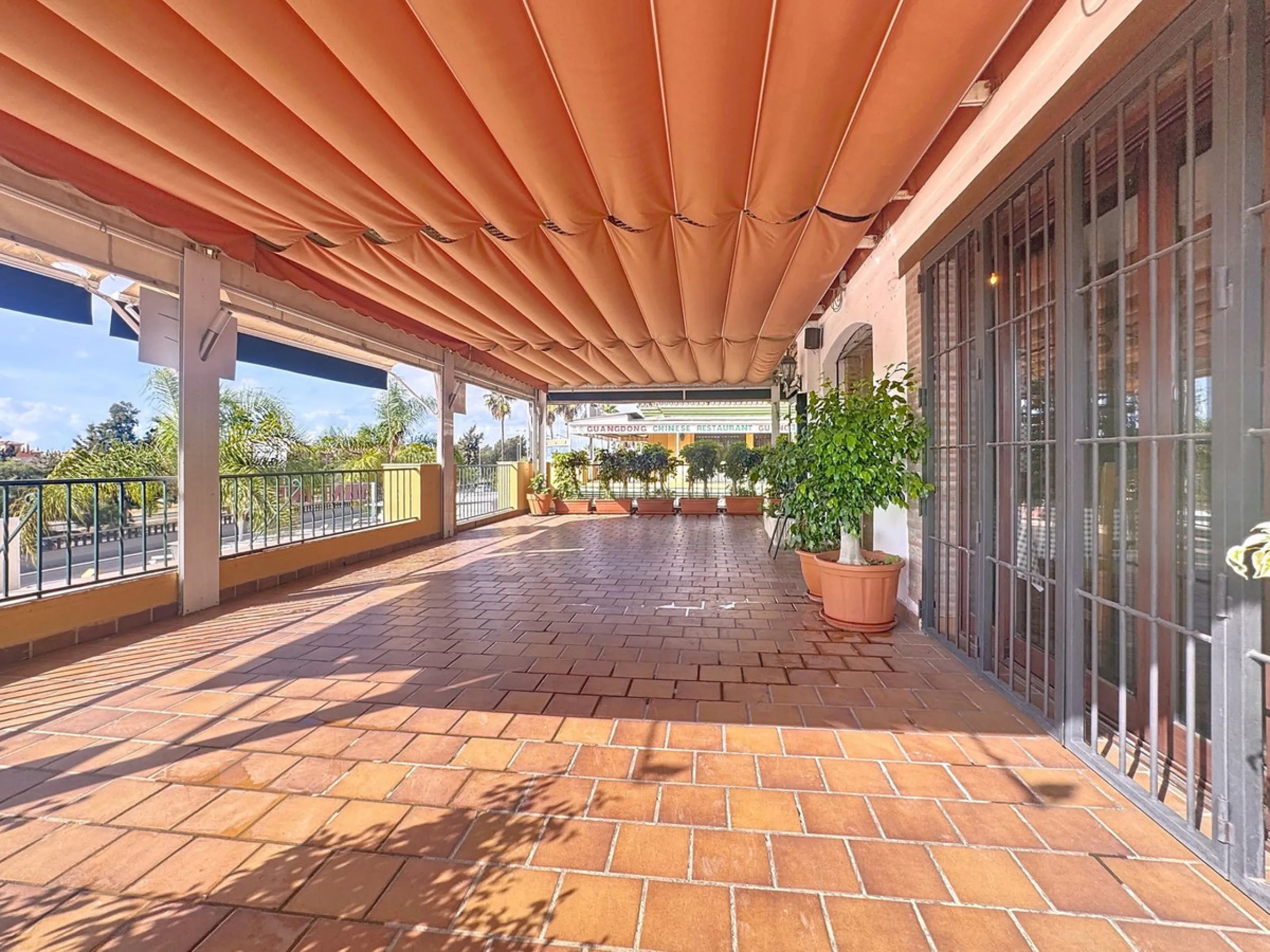 Estaurant with large terrace, active license and prime location
