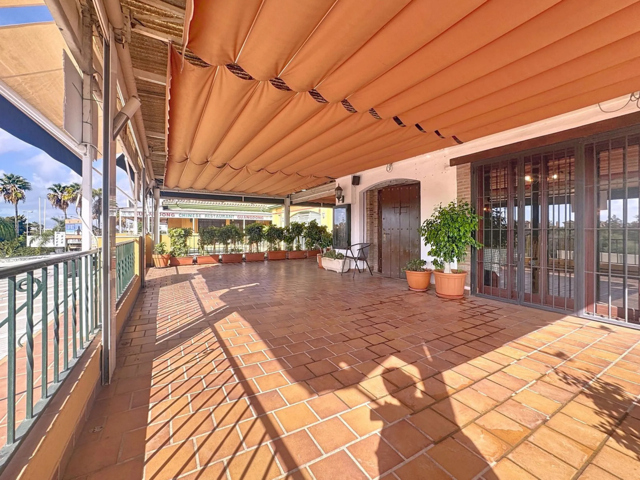 Estaurant with large terrace, active license and prime location