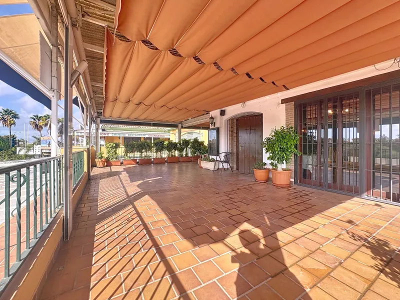 Estaurant with large terrace, active license and prime location