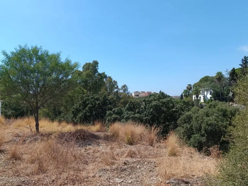 This plot is located in the desirable area of Elviria, Marbella. The total surface area is 1,012 m², and has a building area of 20%, which, according to the Town Hall regulations (UE-4) would permit a spacious, detached villa with a footprint area of 25% 