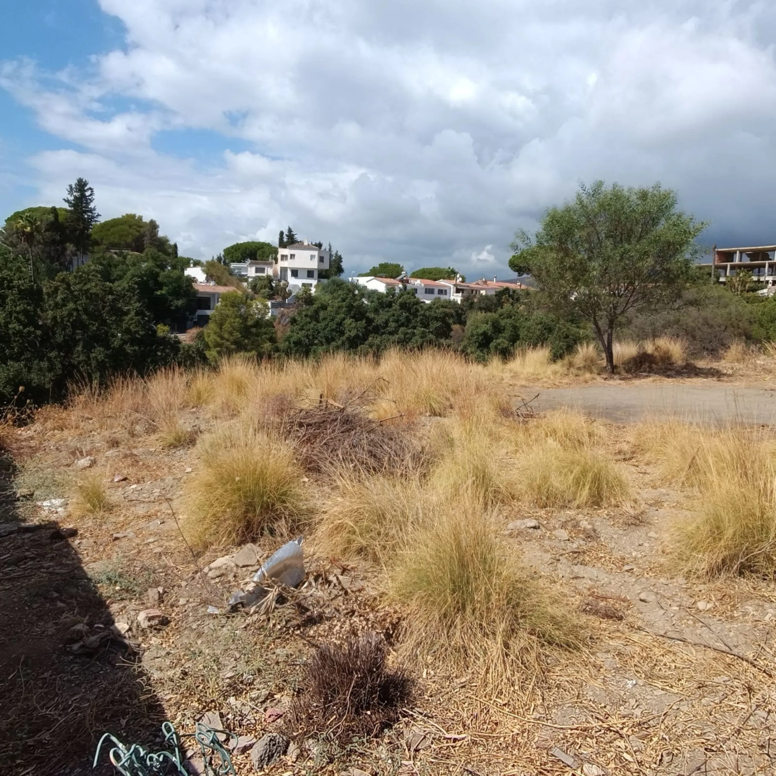 This plot is located in the desirable area of Elviria, Marbella. The total surface area is 1,012 m², and has a building area of 20%, which, according to the Town Hall regulations (UE-4) would permit a spacious, detached villa with a footprint area of 25% 