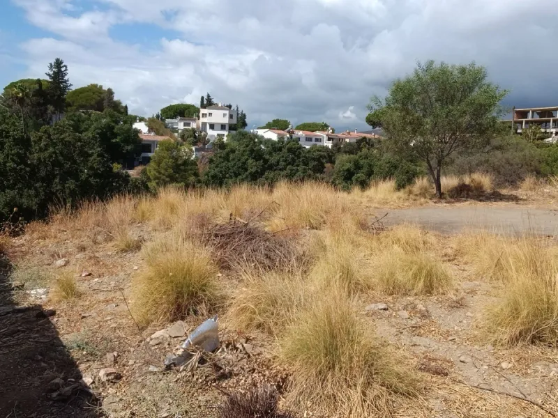 This plot is located in the desirable area of Elviria, Marbella. The total surface area is 1,012 m², and has a building area of 20%, which, according to the Town Hall regulations (UE-4) would permit a spacious, detached villa with a footprint area of 25% 