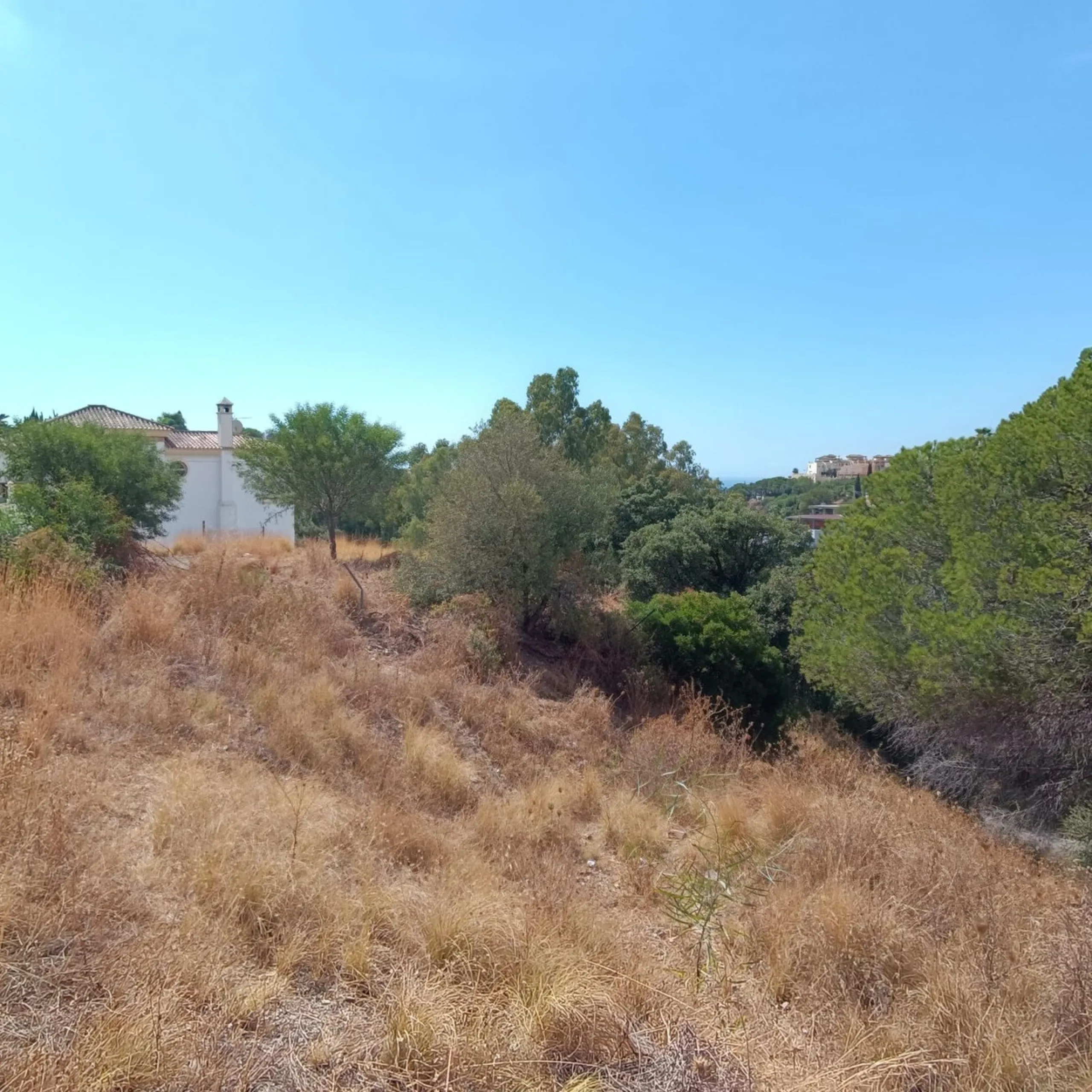This plot is located in the desirable area of Elviria, Marbella. The total surface area is 1,012 m², and has a building area of 20%, which, according to the Town Hall regulations (UE-4) would permit a spacious, detached villa with a footprint area of 25% 