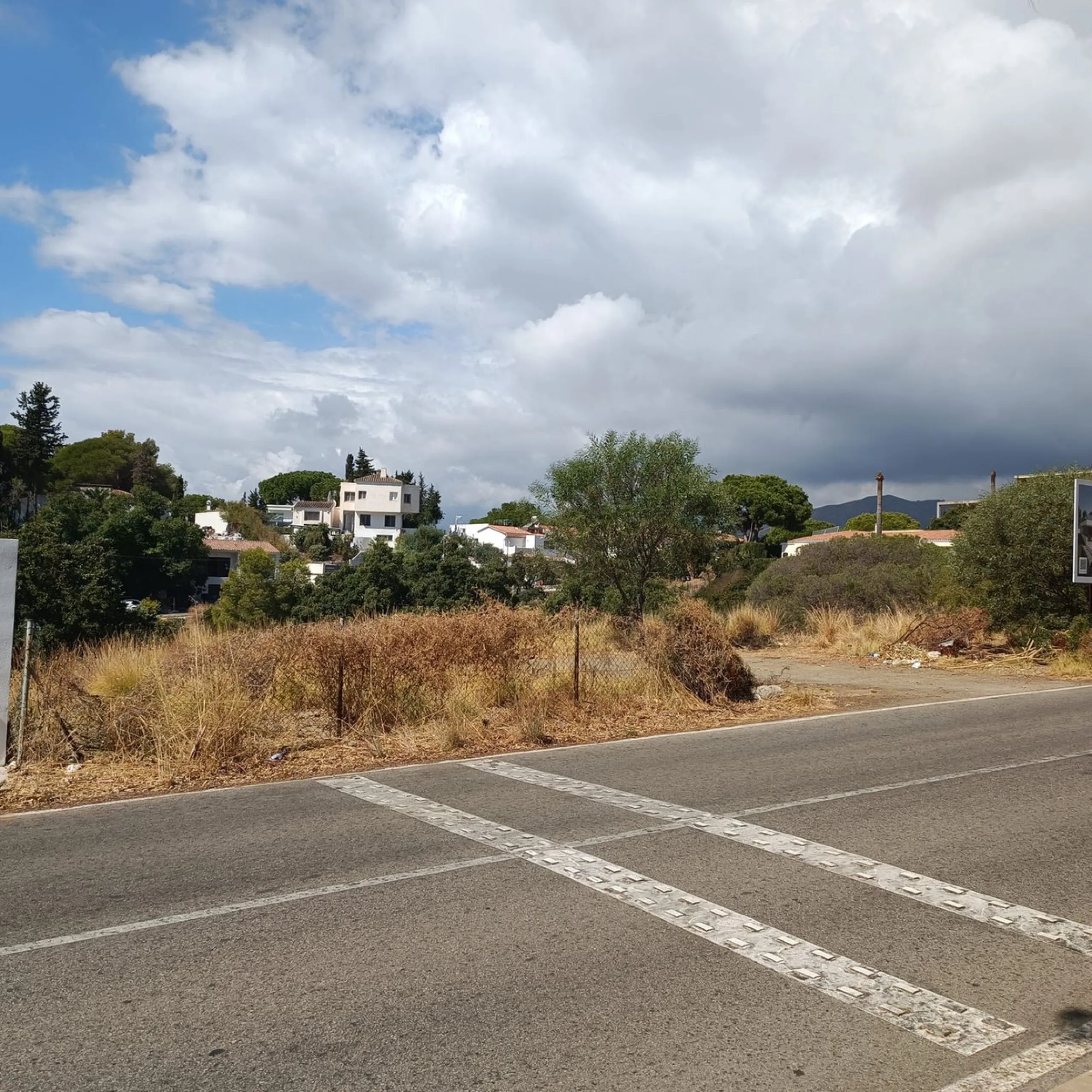This plot is located in the desirable area of Elviria, Marbella. The total surface area is 1,012 m², and has a building area of 20%, which, according to the Town Hall regulations (UE-4) would permit a spacious, detached villa with a footprint area of 25% 