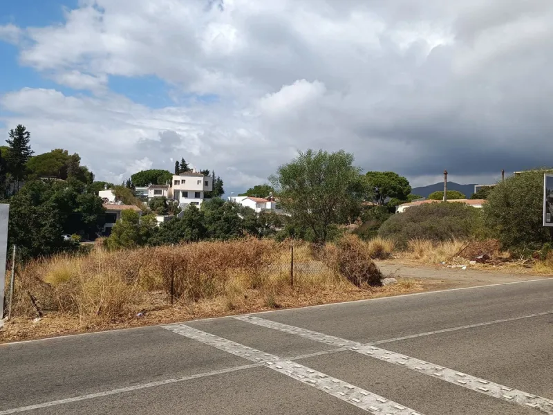 This plot is located in the desirable area of Elviria, Marbella. The total surface area is 1,012 m², and has a building area of 20%, which, according to the Town Hall regulations (UE-4) would permit a spacious, detached villa with a footprint area of 25% 