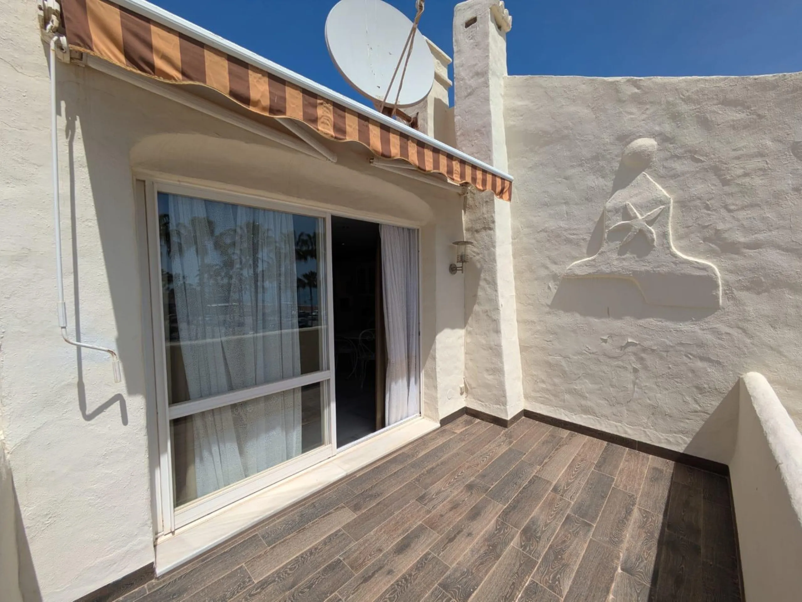 Beautiful penthouse in the popular Puerto Marina, wonderful location overlooking the marina with boats. The property consists of two bedrooms, two bathrooms, kitchen and living room connected to a spacious terrace with room for chairs and tables so you ca