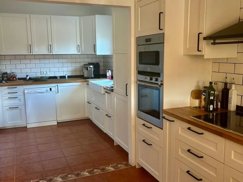 In a setting of peace and nature, just five minutes from all essential services, lies this charming detached house built in 2008. Spread across a single floor with 157 m², the home combines comfort and warmth in every corner.