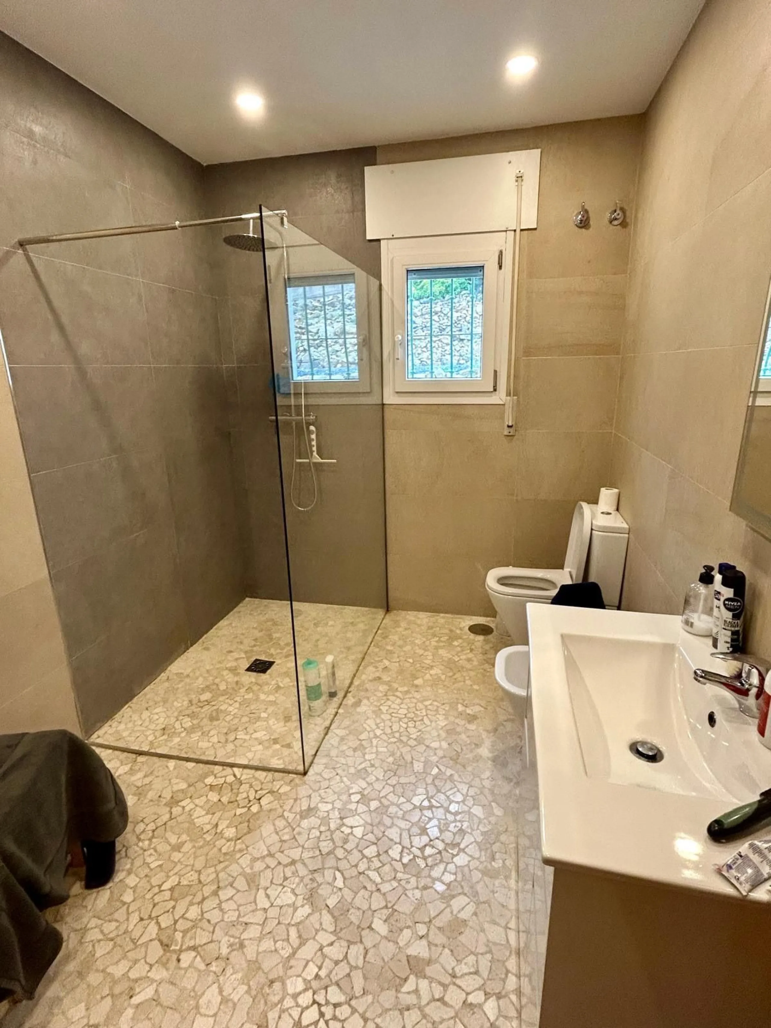 In a setting of peace and nature, just five minutes from all essential services, lies this charming detached house built in 2008. Spread across a single floor with 157 m², the home combines comfort and warmth in every corner.
