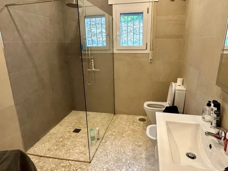 In a setting of peace and nature, just five minutes from all essential services, lies this charming detached house built in 2008. Spread across a single floor with 157 m², the home combines comfort and warmth in every corner.