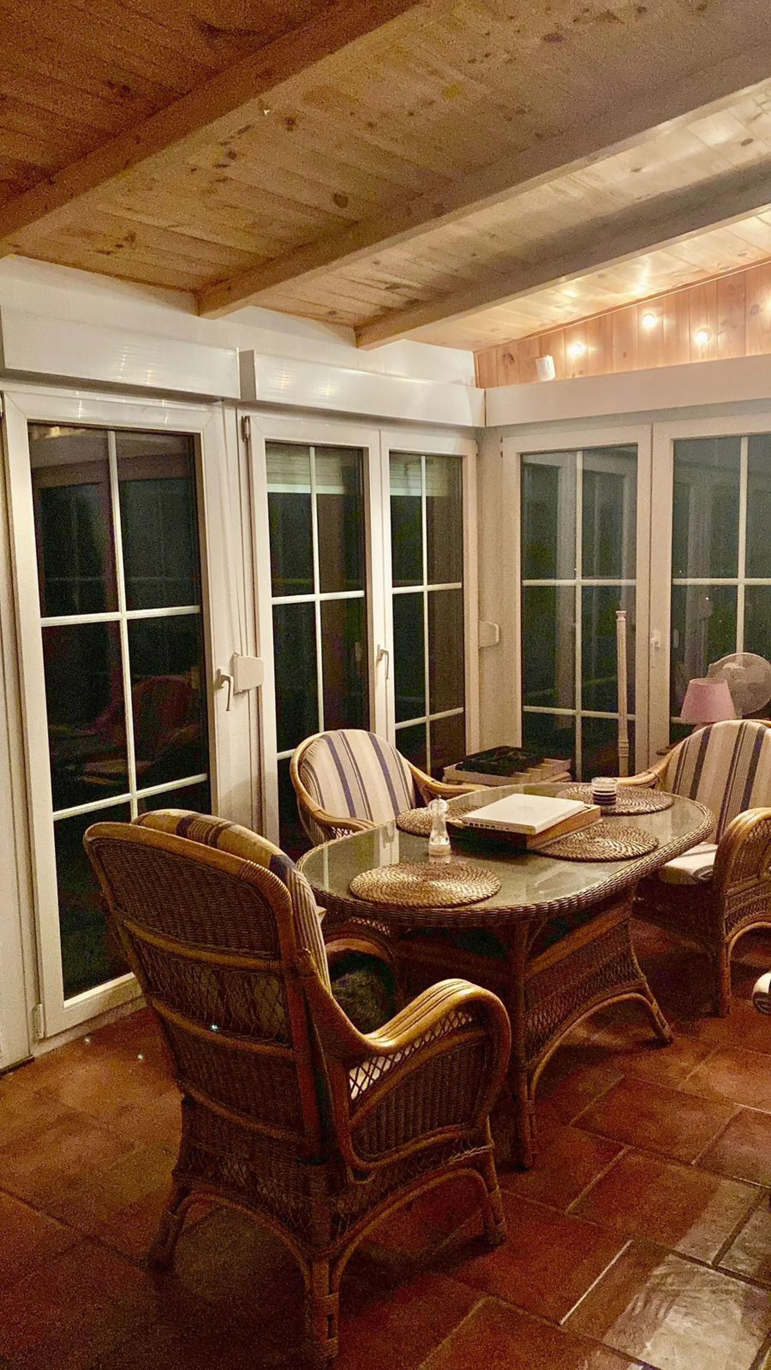 In a setting of peace and nature, just five minutes from all essential services, lies this charming detached house built in 2008. Spread across a single floor with 157 m², the home combines comfort and warmth in every corner.