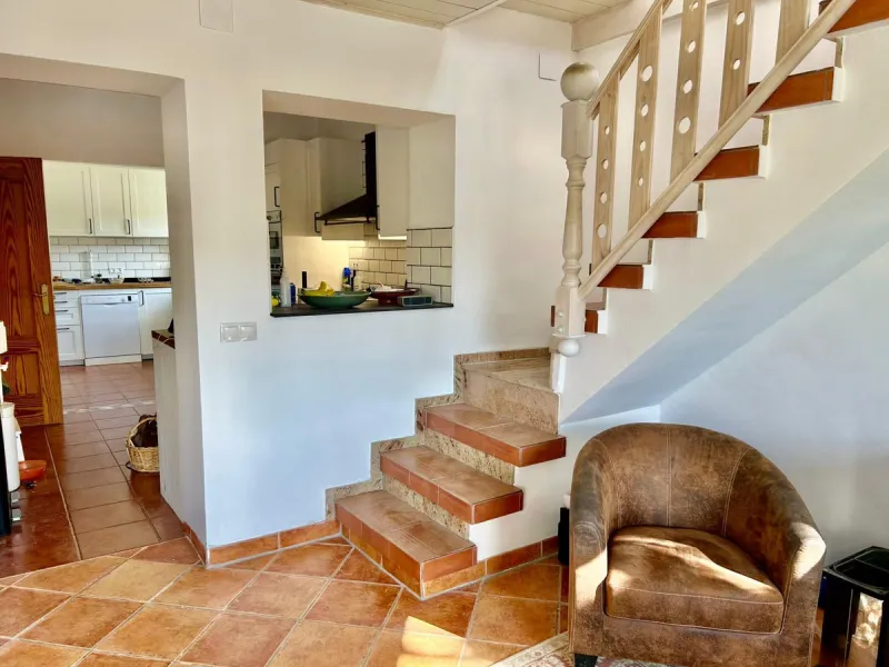 In a setting of peace and nature, just five minutes from all essential services, lies this charming detached house built in 2008. Spread across a single floor with 157 m², the home combines comfort and warmth in every corner.