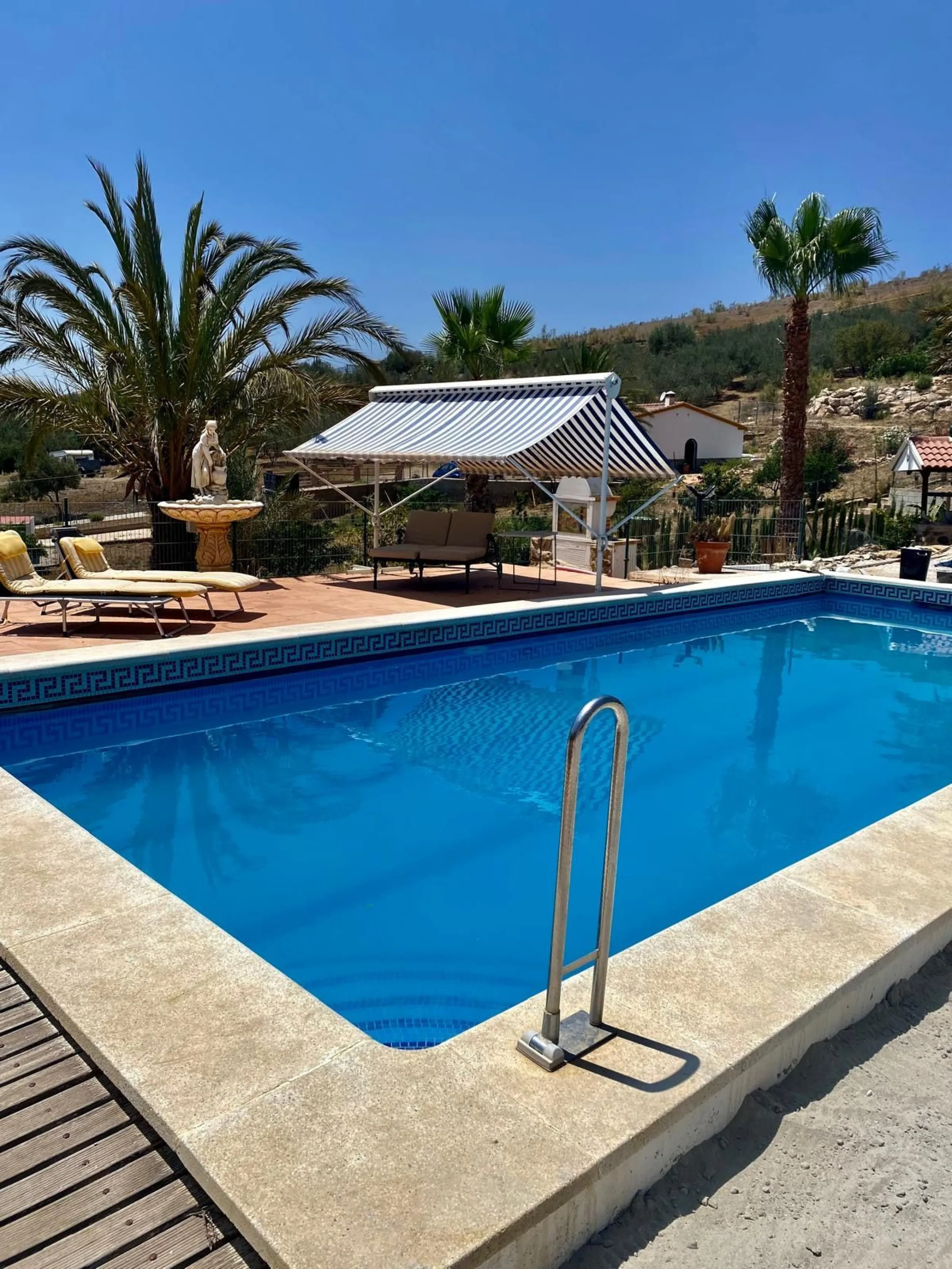 In a setting of peace and nature, just five minutes from all essential services, lies this charming detached house built in 2008. Spread across a single floor with 157 m², the home combines comfort and warmth in every corner.