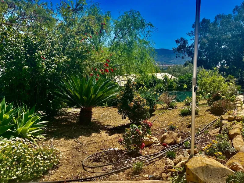 In a setting of peace and nature, just five minutes from all essential services, lies this charming detached house built in 2008. Spread across a single floor with 157 m², the home combines comfort and warmth in every corner.
