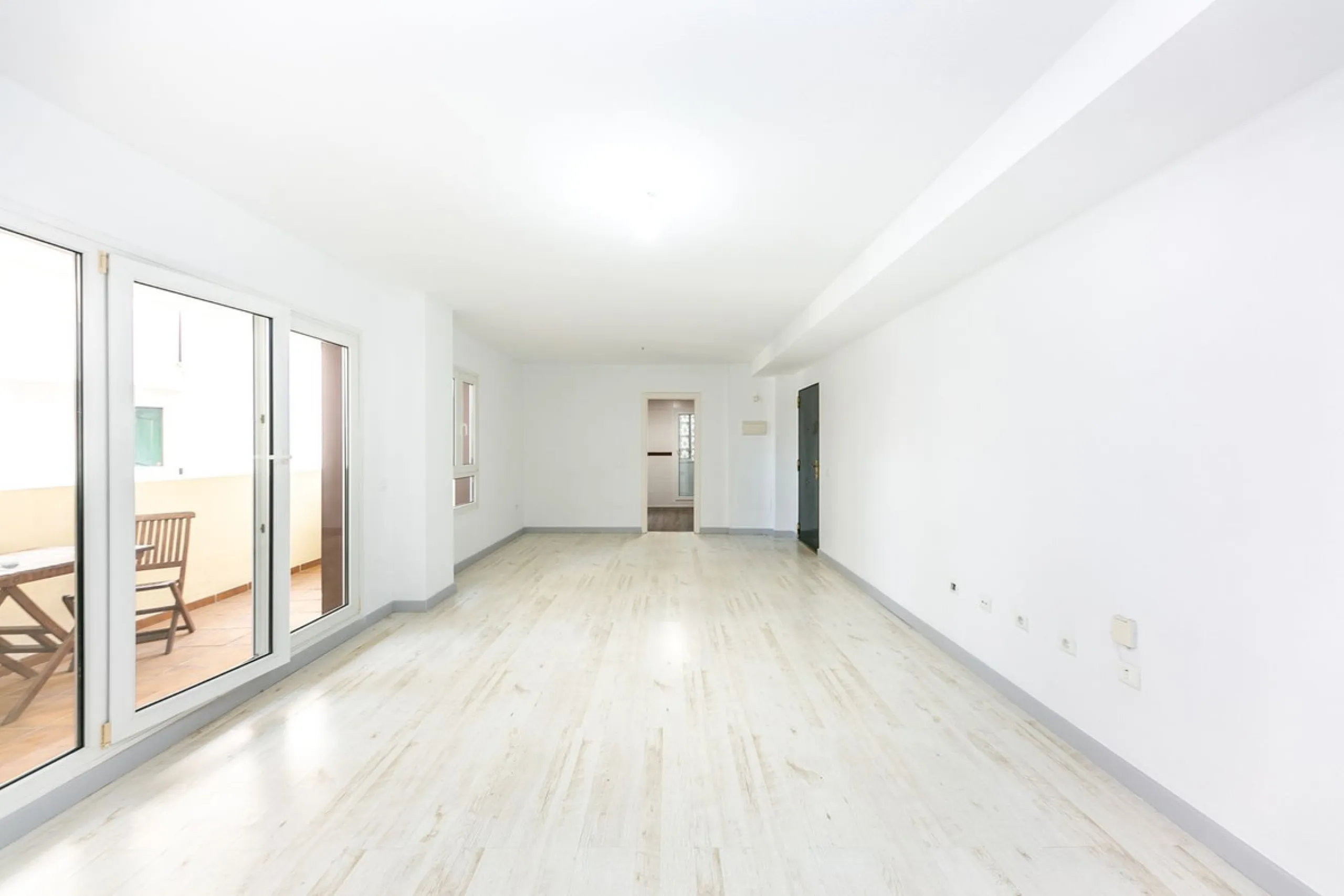 Just 300 meters from the sea, in one of the most peaceful and well-connected areas of Torrequebrada, you'll find this spacious apartment that combines comfort, generous spaces, and proximity to all amenities.
