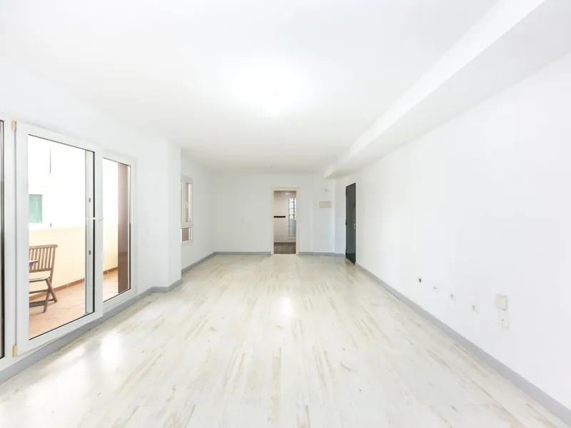 Just 300 meters from the sea, in one of the most peaceful and well-connected areas of Torrequebrada, you'll find this spacious apartment that combines comfort, generous spaces, and proximity to all amenities.