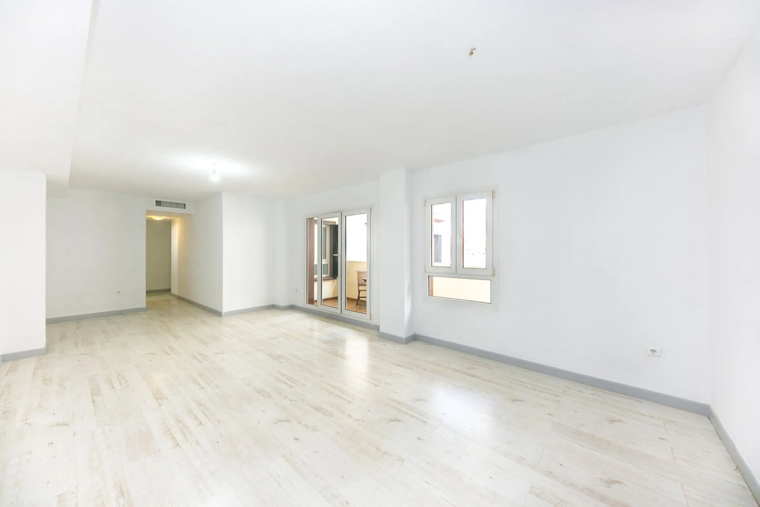 Just 300 meters from the sea, in one of the most peaceful and well-connected areas of Torrequebrada, you'll find this spacious apartment that combines comfort, generous spaces, and proximity to all amenities.