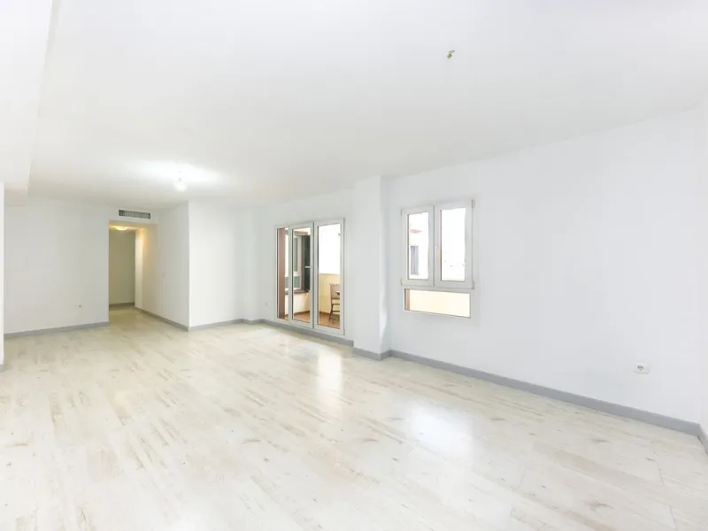 Just 300 meters from the sea, in one of the most peaceful and well-connected areas of Torrequebrada, you'll find this spacious apartment that combines comfort, generous spaces, and proximity to all amenities.