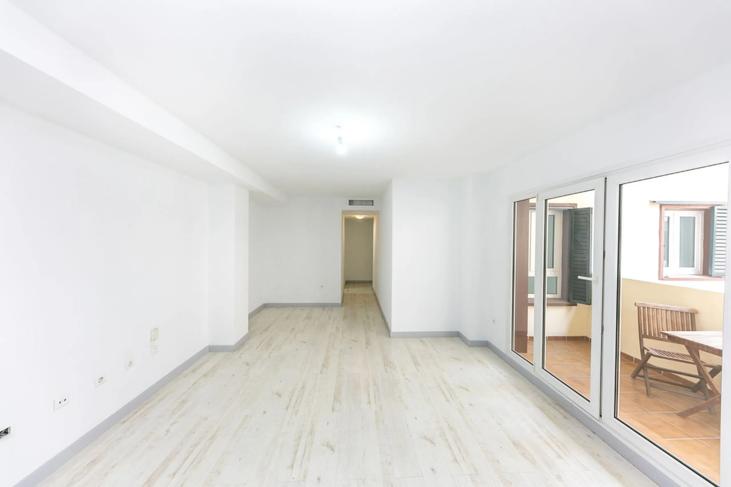 Just 300 meters from the sea, in one of the most peaceful and well-connected areas of Torrequebrada, you'll find this spacious apartment that combines comfort, generous spaces, and proximity to all amenities.